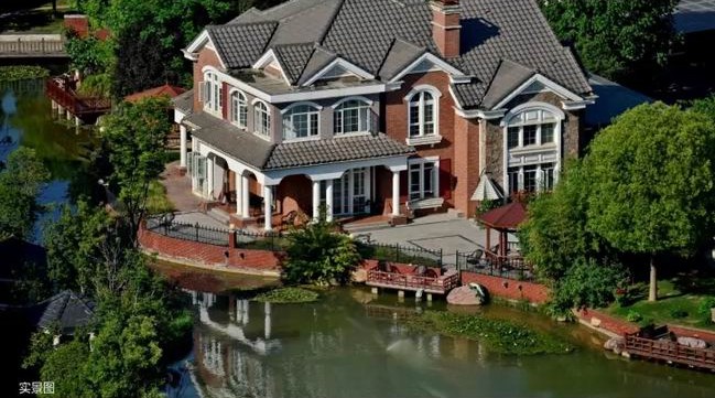 一湖潋天地，，，一墅悦人生